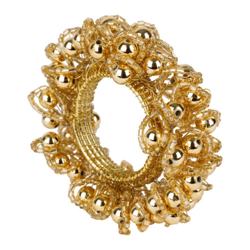 Argola de guardanapo coberta por pequenas esferas decorativas douradas de vários tamanhos