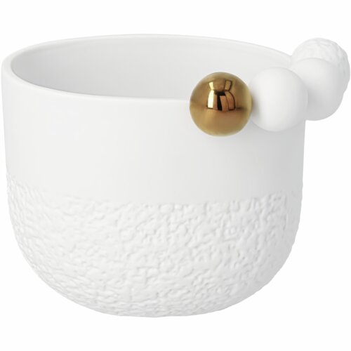 Taça branca com base texturada e pequenas esferas brancas e uma dourada no bordo.