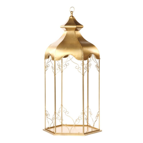 Lanterna dourada alta, com topo em cúpula e laterais decoradas com arabescos.