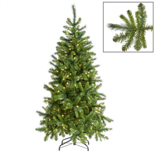 Árvore de Natal Pine Tree verde com luzes e detalhe dos ramos.
