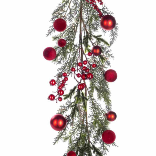 Grinalda de Natal com folhagem verde, bolas e bagas vermelhas.