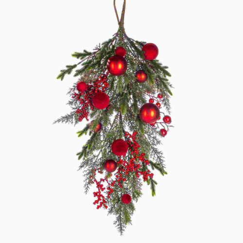 Arranjo de Natal suspenso com folhagem verde, bolas e bagas vermelhas.